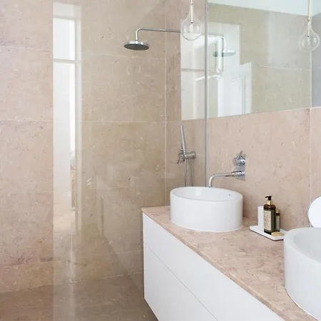Plum Guide - The Nautilus Apartment Lissabon