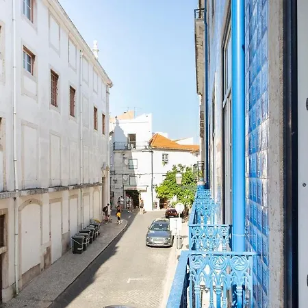 Plum Guide - The Nautilus Apartment Lissabon